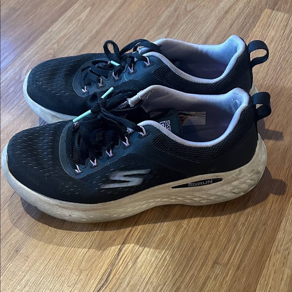 Skechers Black and White Running Shoes (women’s size 6)